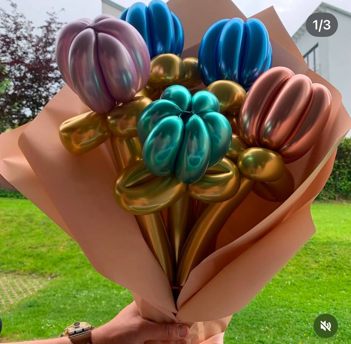 Blumensträuße aus Luftballons und Tulpen