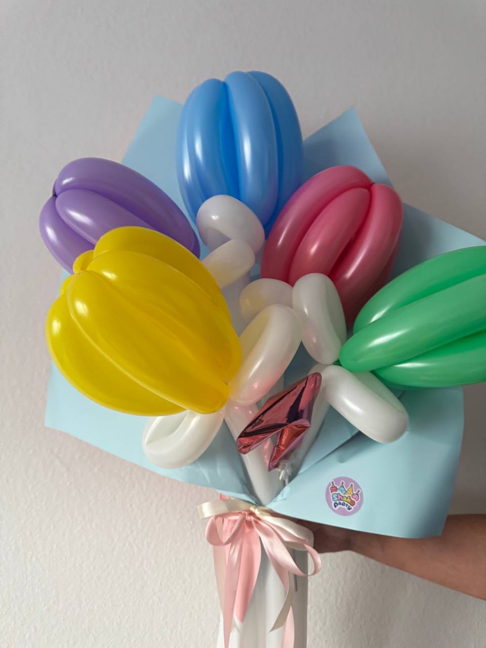 Blumensträuße aus Luftballons und Tulpen