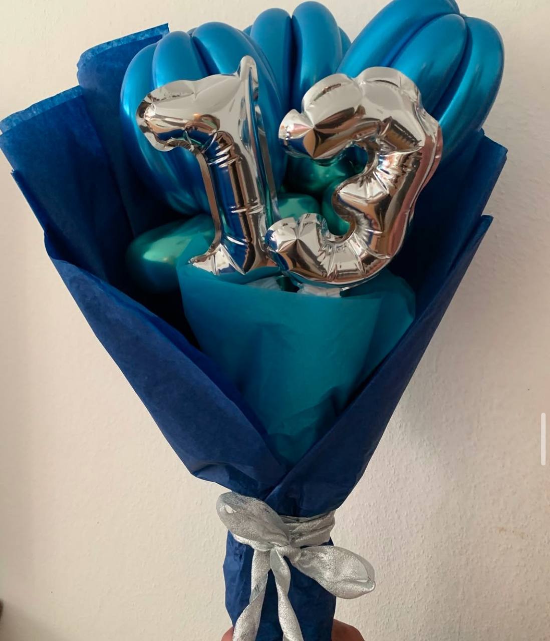 Blumensträuße aus Luftballons und Tulpen