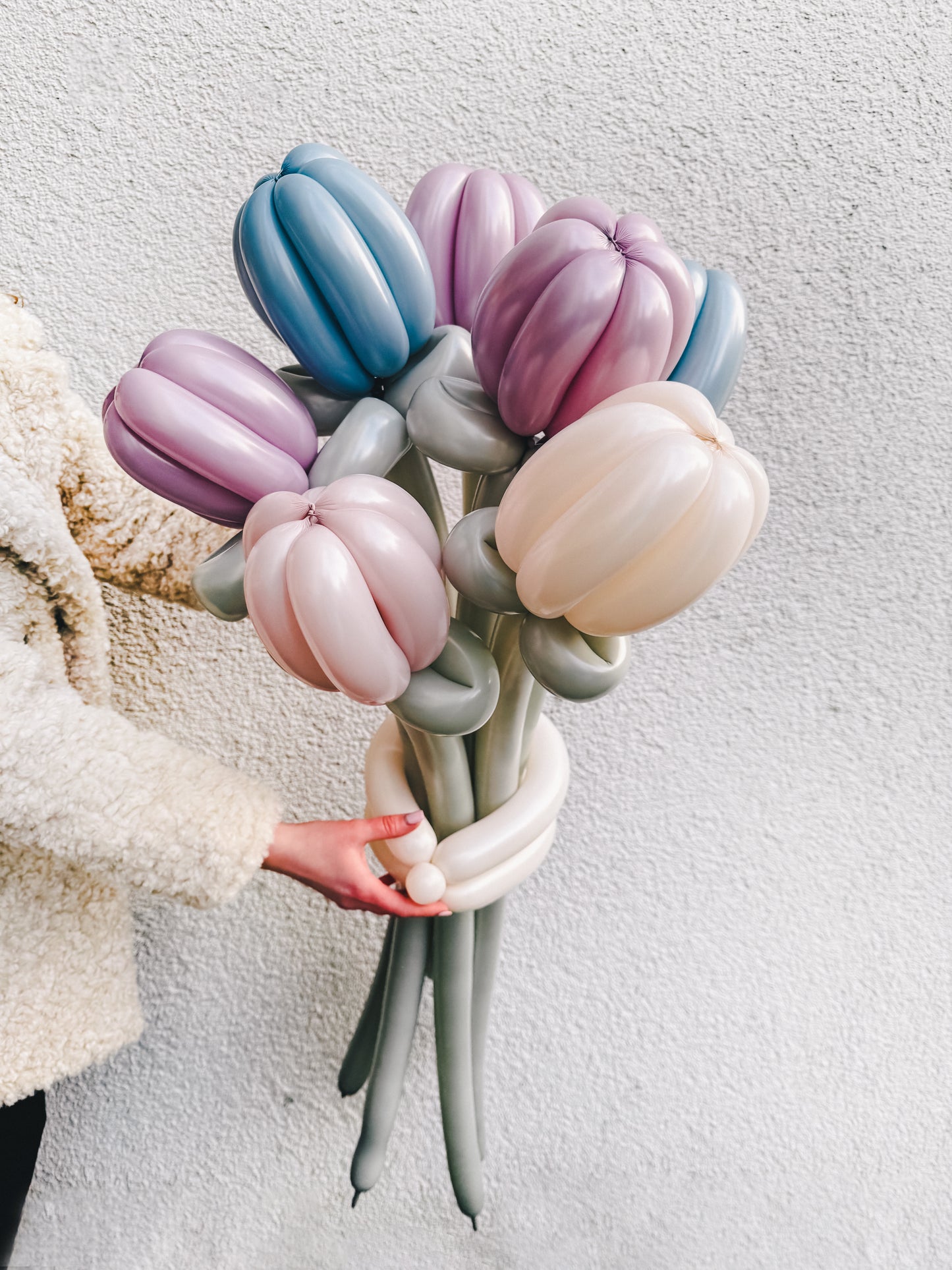 Blumensträuße aus Luftballons und Tulpen