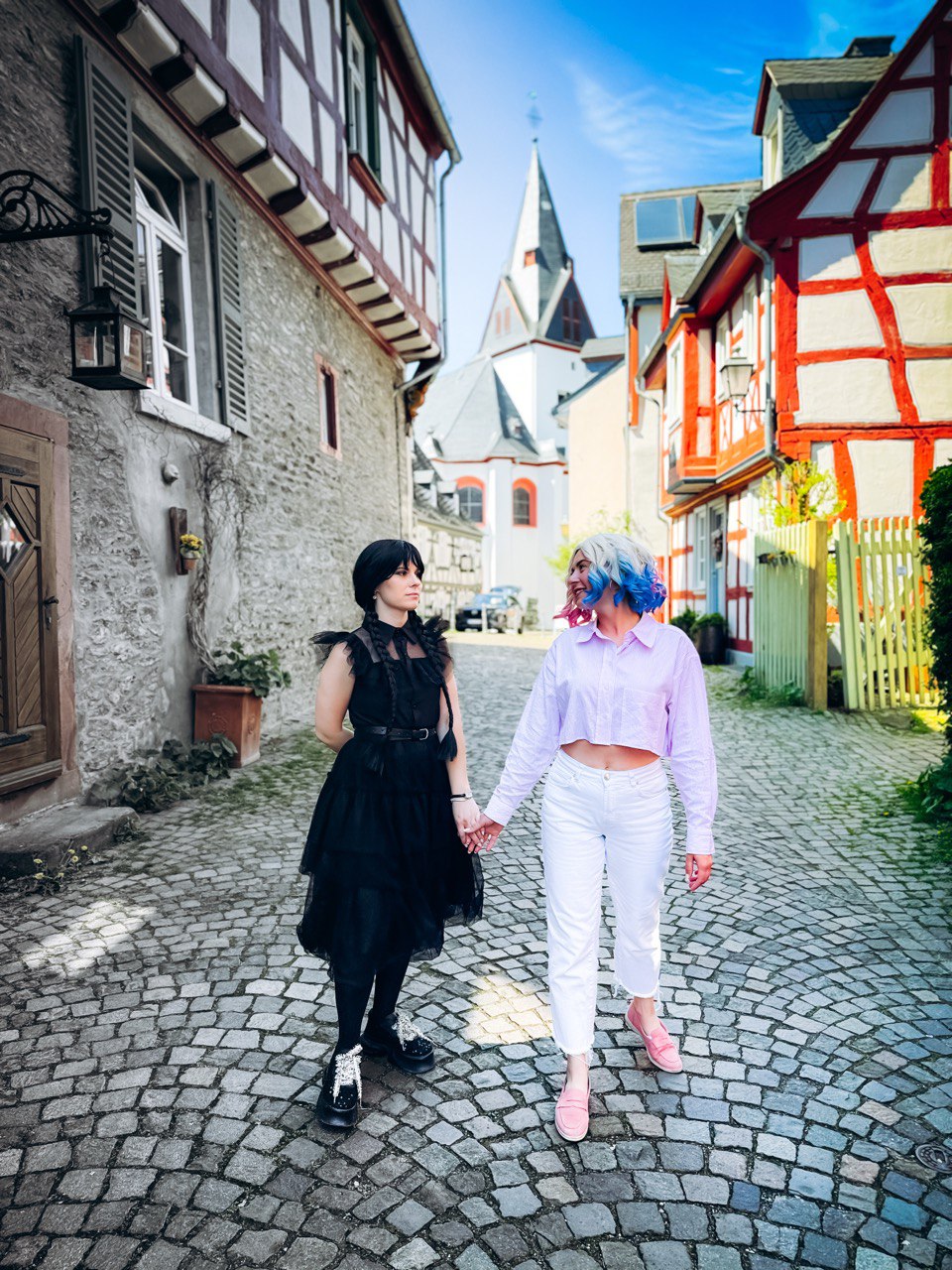 Аниматоры в стиле Уэнсдей и Энид в Германии