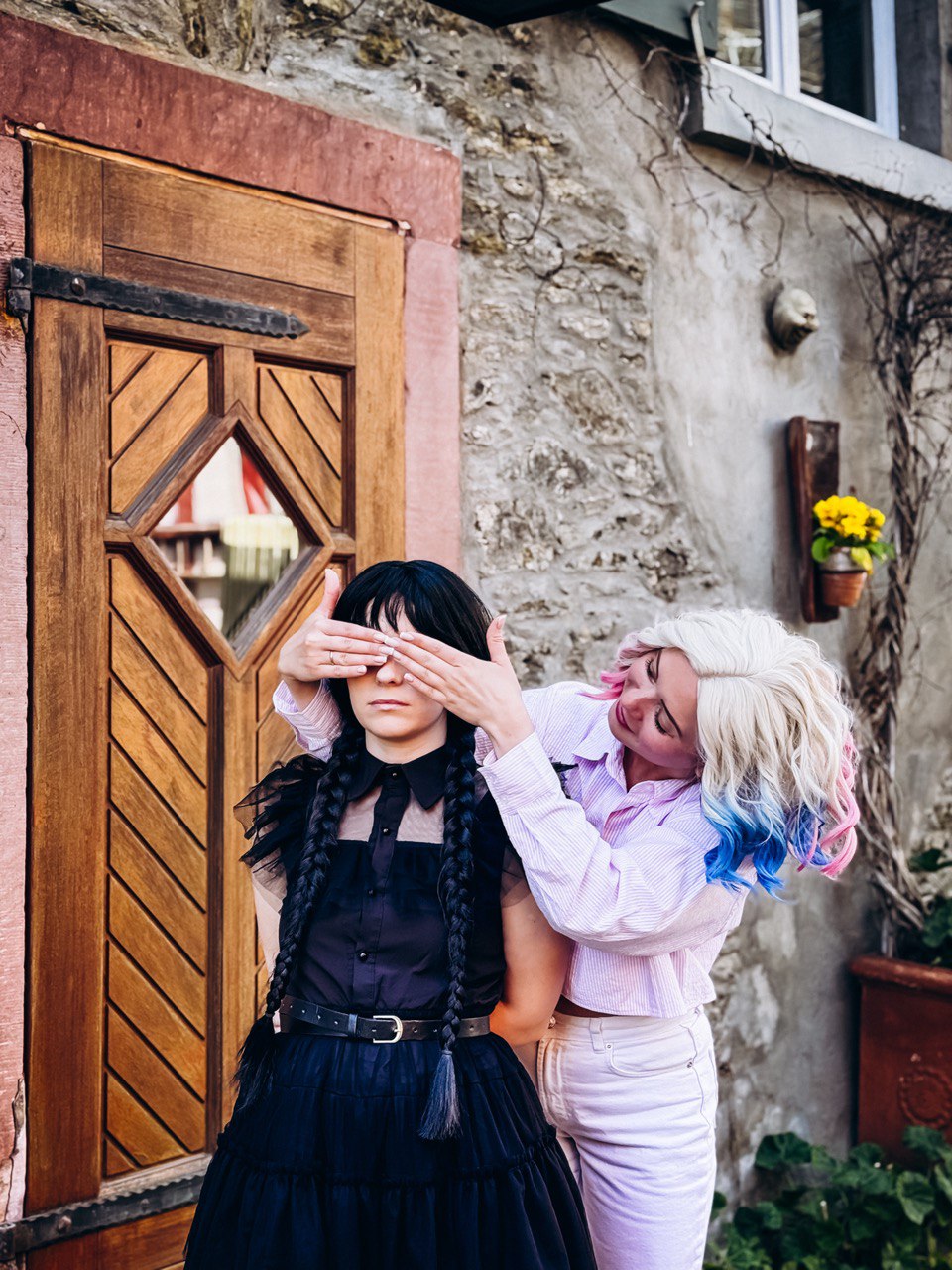 Аниматоры в стиле Уэнсдей и Энид в Германии