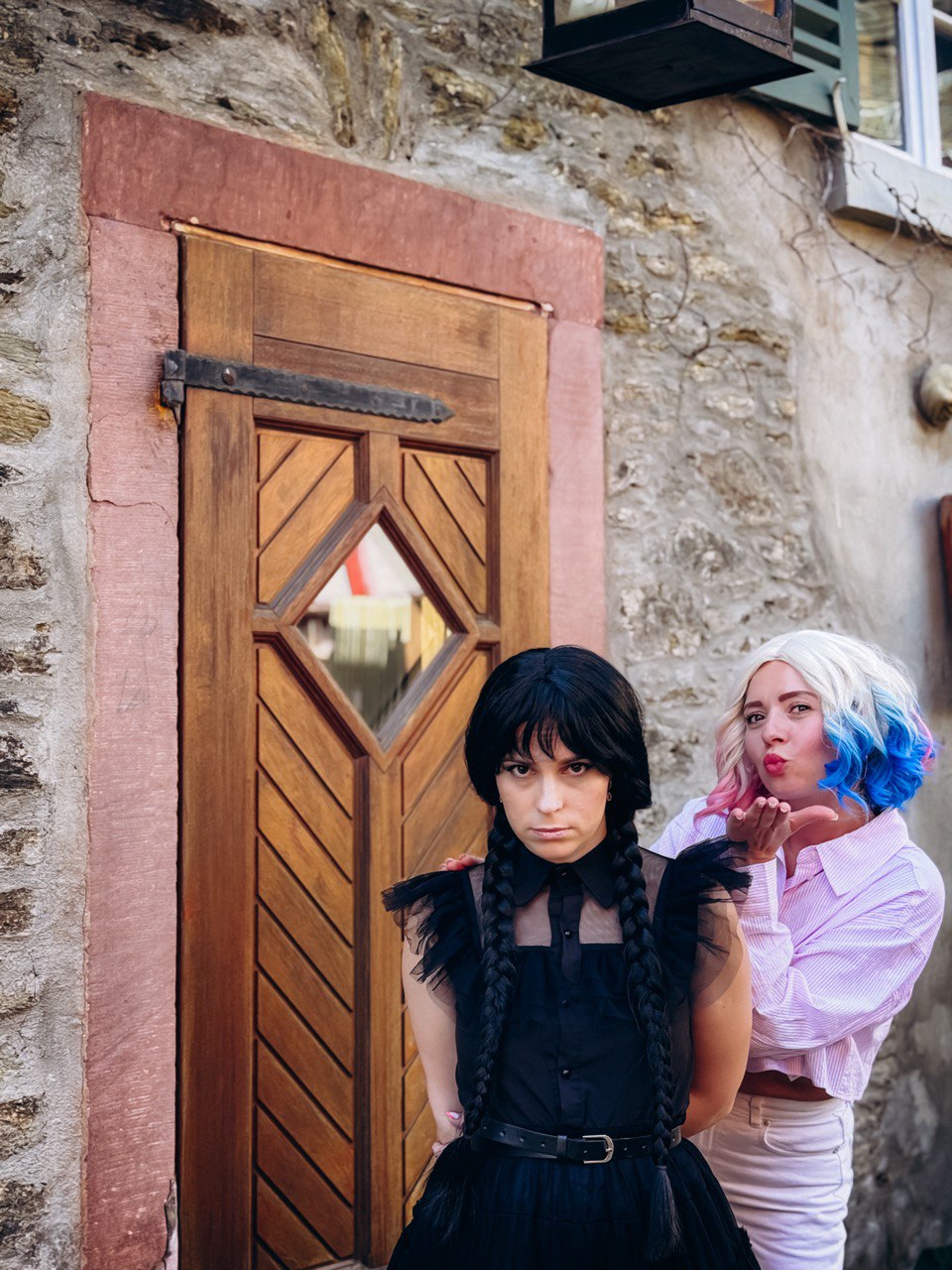 Аниматоры в стиле Уэнсдей и Энид в Германии